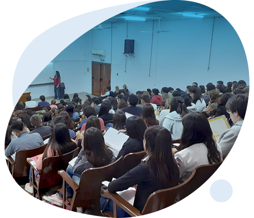 Grupo de estudiantes en un anfiteatro